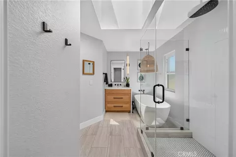 Bath - 15366 Cayuse Ct, Riverside, CA 92506 photo 4 of 6