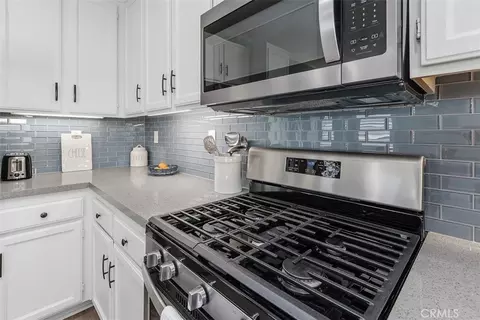 Kitchen - 28166 Glenside Ct, Menifee, CA 92584 photo 4 of 6