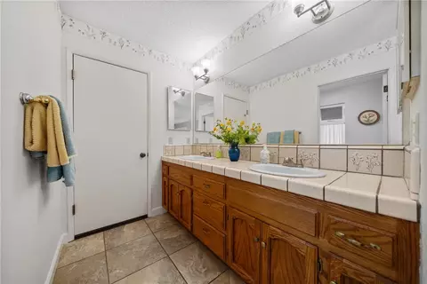 Bath - 720 Carnation Ln, Fallbrook, CA 92028 photo 3 of 3
