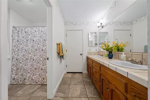 Bath - 720 Carnation Ln, Fallbrook, CA 92028 photo 2 of 3