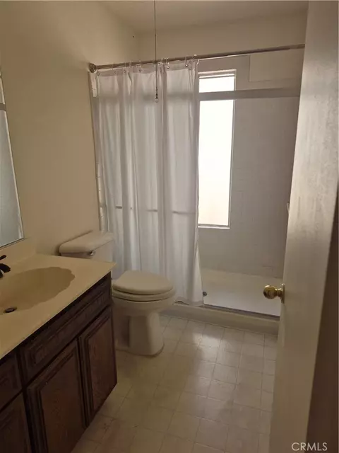 Bath - 1925 Silver Oak Way, Hemet, CA 92545 photo 2 of 3