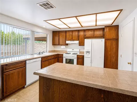 Kitchen - 1925 Silver Oak Way, Hemet, CA 92545 photo 2 of 3