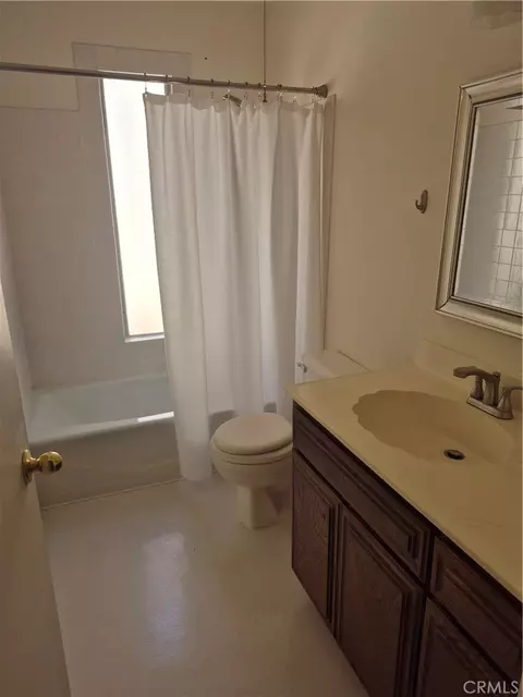 Bath - 1925 Silver Oak Way, Hemet, CA 92545 photo 3 of 3