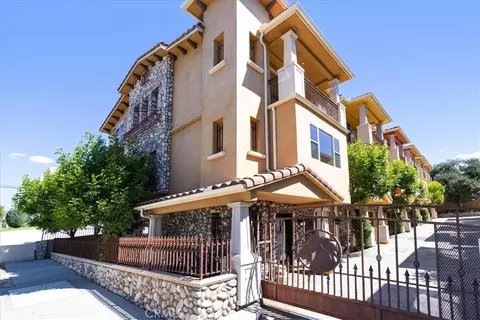 Exterior - 10121 W Amber Ct, Tujunga, CA 91042 photo 2 of 4