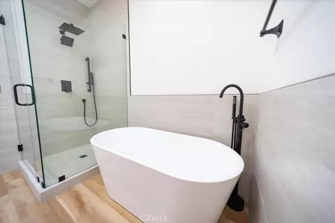 Bath - 10121 W Amber Ct, Tujunga, CA 91042 photo 7 of 9