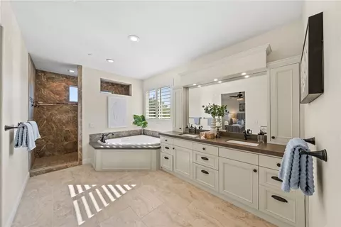Bath - 38141 Seneca Cir, Temecula, CA 92592 photo 4 of 9