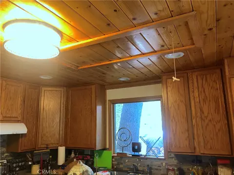 Kitchen - 9112 Torrey Pines Rd, Forest Falls, CA 92339 photo 2 of 5