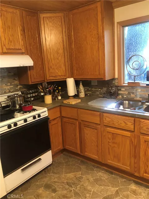 Kitchen - 9112 Torrey Pines Rd, Forest Falls, CA 92339 photo 3 of 5