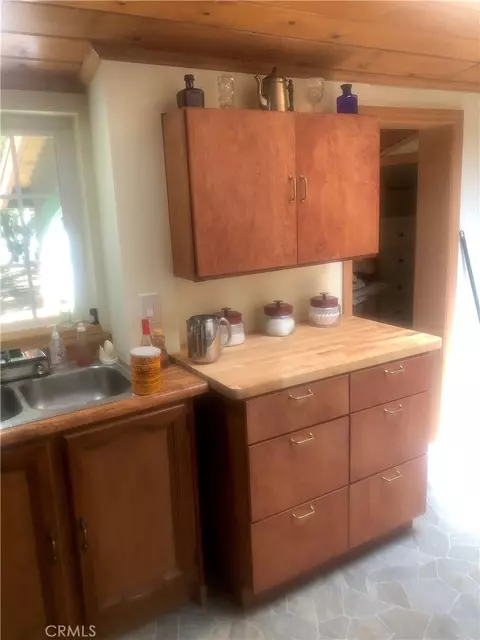Kitchen - 9112 Torrey Pines Rd, Forest Falls, CA 92339 photo 5 of 5