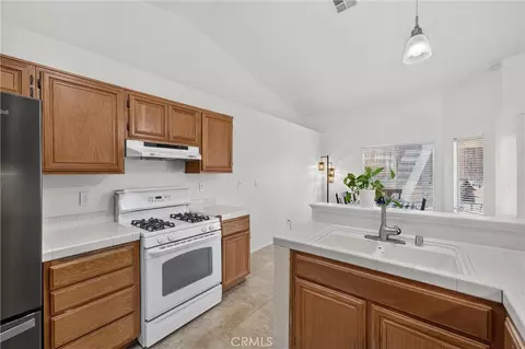 Kitchen - 20096 Fallen Leaf Dr, Perris, CA 92570 photo 4 of 5