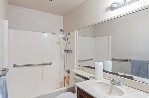 Bath - 925 Reed Ter, Escondido, CA 92027 photo 1 of 2