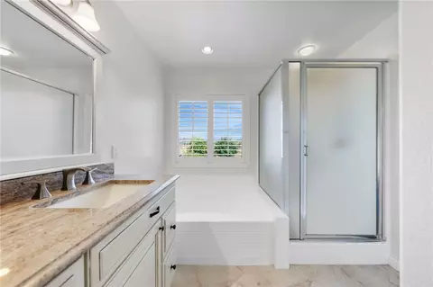 Bath - 32903 Charmes Ct, Temecula, CA 92592 photo 3 of 4