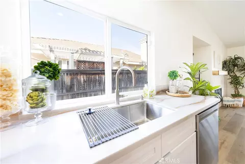 Kitchen - 32646 Iris Ln, Wildomar, CA 92595 photo 4 of 6