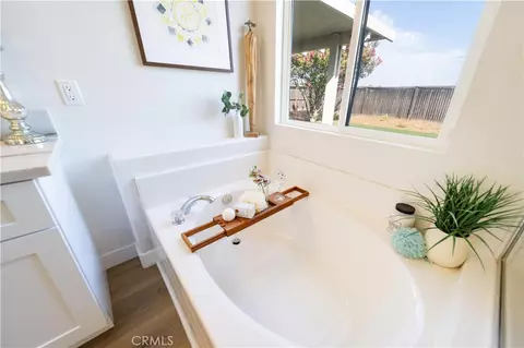 Bath - 32646 Iris Ln, Wildomar, CA 92595 photo 4 of 5