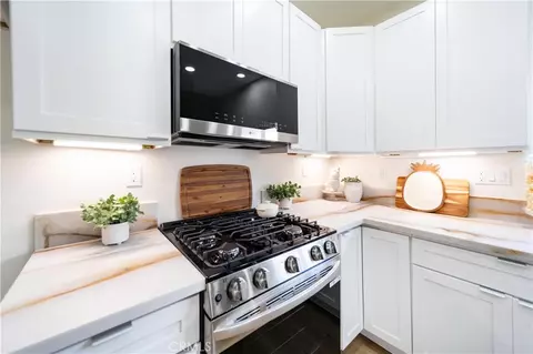 Kitchen - 32646 Iris Ln, Wildomar, CA 92595 photo 3 of 6