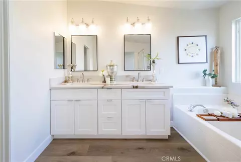 Bath - 32646 Iris Ln, Wildomar, CA 92595 photo 2 of 5