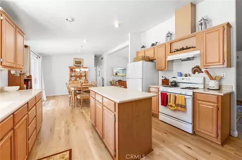 Kitchen - 53435 Idyllbrook Dr, Idyllwild, CA 92549 photo 4 of 5