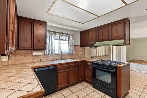 Kitchen - 1631 Hackney, Hemet, CA 92543 photo 3 of 3