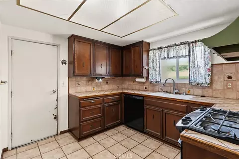 Kitchen - 1631 Hackney, Hemet, CA 92543 photo 2 of 3