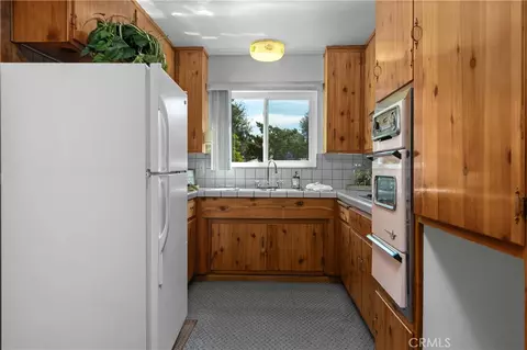 Kitchen - 127 Brandenburg Ln, Fallbrook, CA 92028 photo 6 of 6