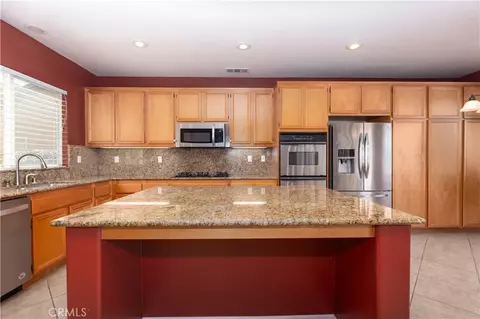 Kitchen - 46223 Drymen Ave, Temecula, CA 92592 photo 2 of 2