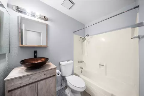 Bath - 1333 Hunter, Redlands, CA 92374 photo 2 of 2
