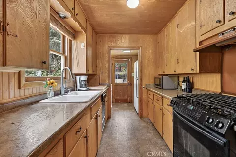 Kitchen - 39112 Waterview, Big Bear Lake, CA 92315 photo 2 of 3