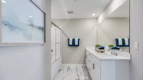 Bath - 1304 Thunderbolt Ln, Rialto, CA 92376 photo 3 of 4