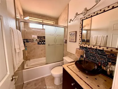 Bath - 1705 Edgefield, Perris, CA 92571 photo 2 of 5