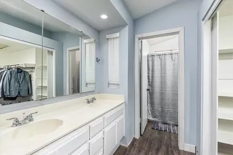 Bath - 754 De La Luz, Perris, CA 92571 photo 2 of 3