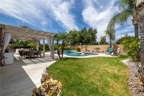 Exterior - 32128 Chagall Ct, Winchester, CA 92596 photo 5 of 8