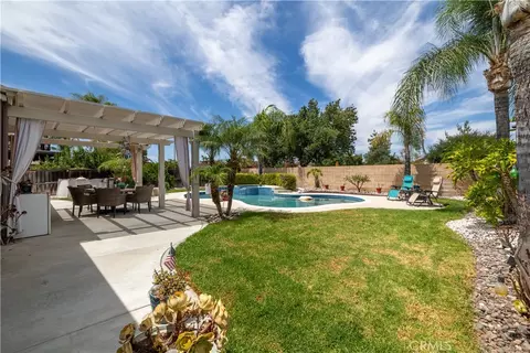 Exterior - 32128 Chagall Ct, Winchester, CA 92596 photo 6 of 10