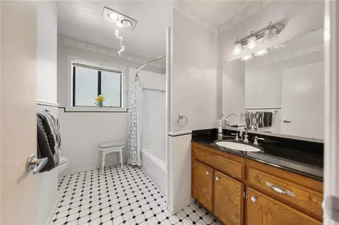 Bath - 1732 E Mission Rd, Fallbrook, CA 92028 photo 3 of 4