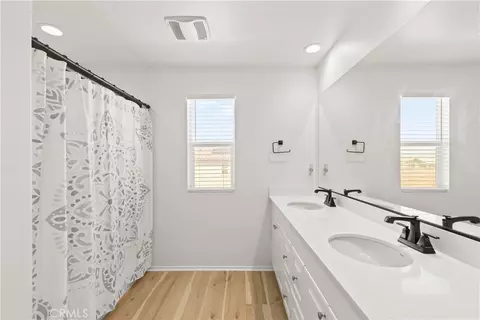 Bath - 214 Knotgrass St, Hemet, CA 92543 photo 2 of 3