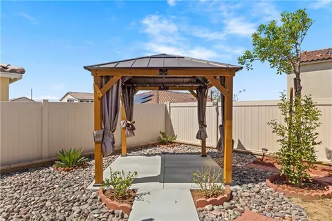 Exterior - 214 Knotgrass St, Hemet, CA 92543 photo 4 of 12