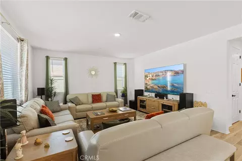 Living - 214 Knotgrass St, Hemet, CA 92543 photo 2 of 2
