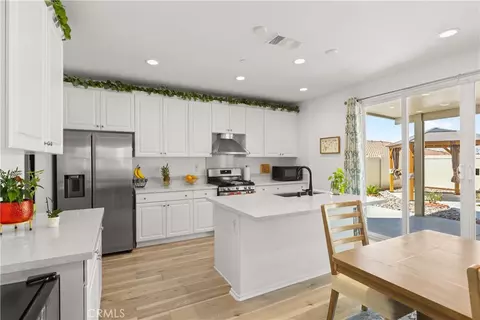 Kitchen - 214 Knotgrass St, Hemet, CA 92543 photo 2 of 2
