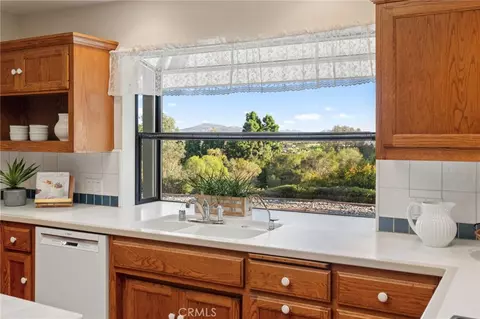 Kitchen - 4911 San Jacinto Cir E, Fallbrook, CA 92028 photo 5 of 6