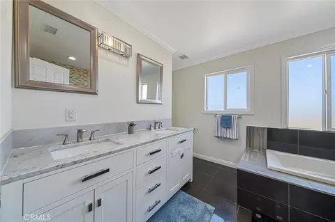 Bath - 17373 Cyrus Ln, Riverside, CA 92504 photo 2 of 4