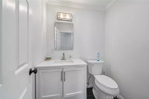 Bath - 17373 Cyrus Ln, Riverside, CA 92504 photo 4 of 4
