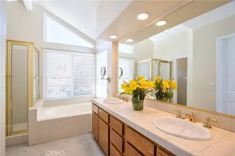 Bath - 30569 Bridgeview Cir, Temecula, CA 92592 photo 2 of 3