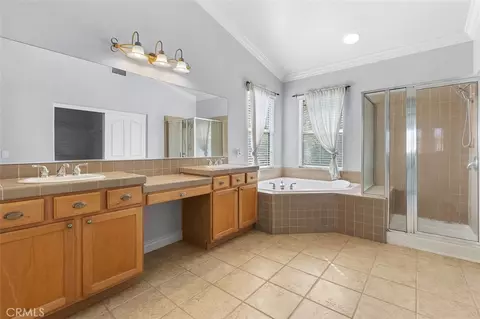 Bath - 33421 Barrington Dr, Temecula, CA 92592 photo 5 of 6