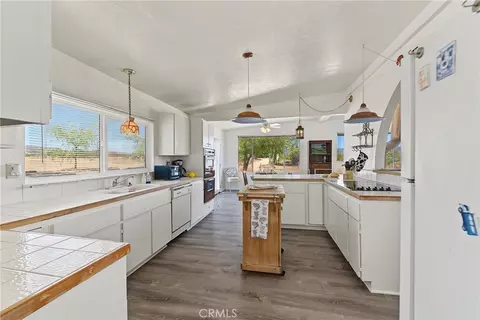 Kitchen - 44451 Tule Fire Rd, Anza, CA 92539 photo 7 of 12