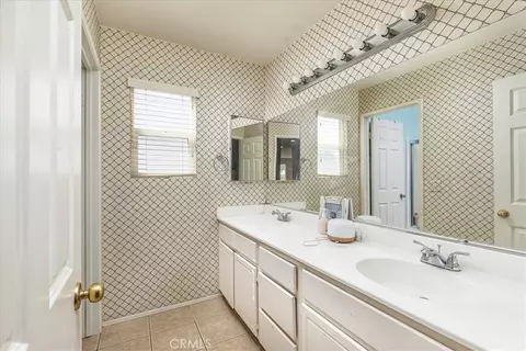 Bath - 152 Alabaster Loop, Perris, CA 92570 photo 3 of 3