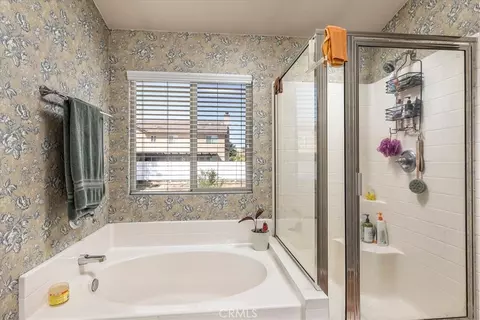 Bath - 152 Alabaster Loop, Perris, CA 92570 photo 2 of 3