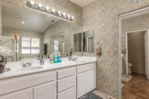 Bath - 152 Alabaster Loop, Perris, CA 92570 photo 1 of 3