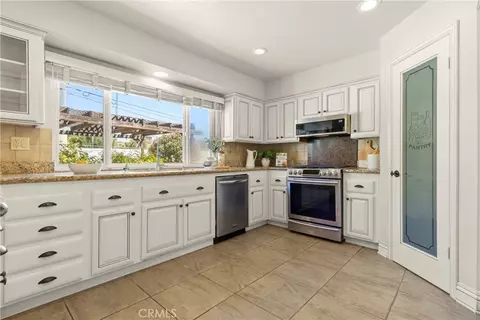Kitchen - 32498 Durango Ct, Wildomar, CA 92595 photo 2 of 2