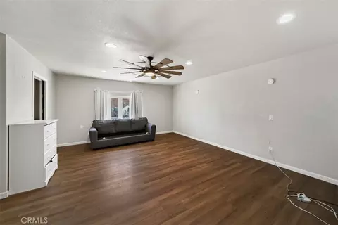 Living - 58407 Campanula St, Yucca Valley, CA 92284 photo 4 of 7