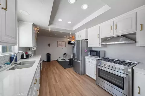 Kitchen - 58407 Campanula St, Yucca Valley, CA 92284 photo 3 of 3