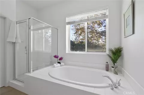 Bath - 1031 Inverlochy Dr, Fallbrook, CA 92028 photo 2 of 4